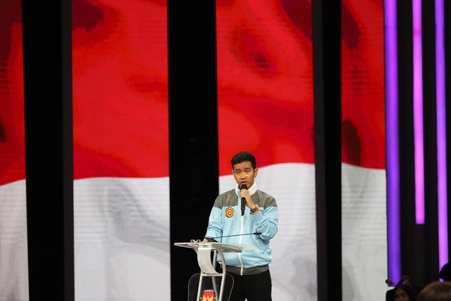 Cawapres nomor urut 2 Gibran Rakabuming Raka memakai jaket berlogo Naruto saat Debat Keempat Pilpres 2024 di Jakarta Convention Center (JCC), Jakarta, Minggu (21/1/2024). Foto: Iqbal Firdaus/kumparan