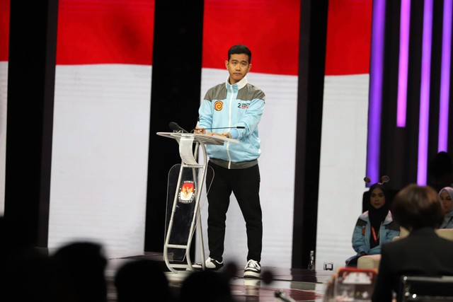 Cawapres nomor urut 2 Gibran Rakabuming Raka memakai jaket berlogo Naruto saat Debat Keempat Pilpres 2024 di Jakarta Convention Center (JCC), Jakarta, Minggu (21/1/2024). Foto: Iqbal Firdaus/kumparan