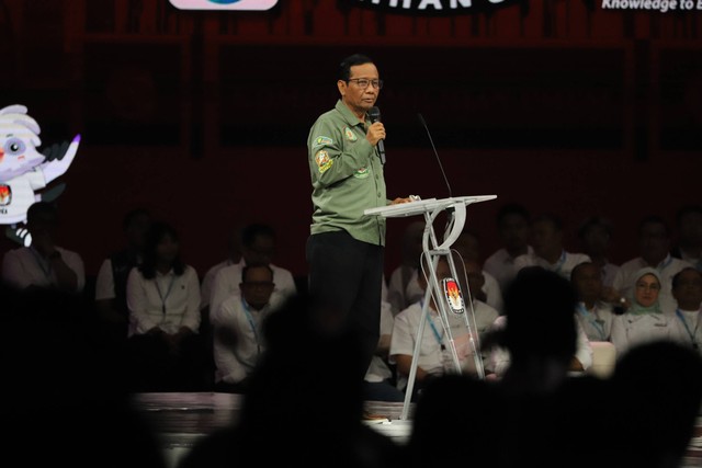 Cawapres nomor urut 3 Mahfud MD memaparkan visi dan misi saat Debat Keempat Pilpres 2024 di Jakarta Convention Center (JCC), Jakarta, Minggu (21/1/2024). Foto: Iqbal Firdaus/kumparan