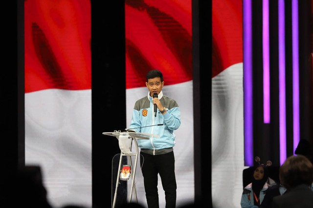 Cawapres nomor urut 2 Gibran Rakabuming Raka memaparkan visi dan misi saat Debat Keempat Pilpres 2024 di Jakarta Convention Center (JCC), Jakarta, Minggu (21/1/2024). Foto: Iqbal Firdaus/kumparan