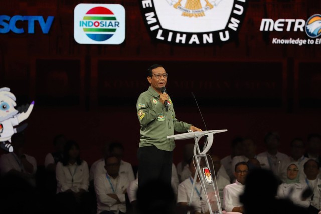 Cawapres nomor urut 3 Mahfud MD memaparkan visi dan misi saat Debat Keempat Pilpres 2024 di Jakarta Convention Center (JCC), Jakarta, Minggu (21/1/2024). Foto: Iqbal Firdaus/kumparan