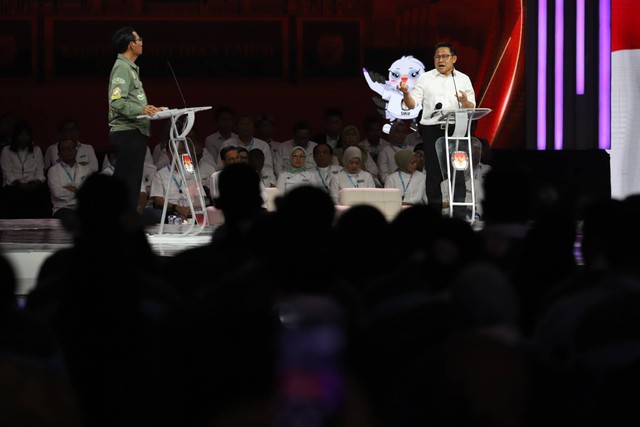 Suasana saat cawapres memaparkan visi dan misi saat Debat Keempat Pilpres 2024 di Jakarta Convention Center (JCC), Jakarta, Minggu (21/1/2024). Foto: Iqbal Firdaus/kumparan