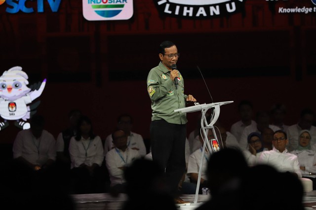 Cawapres nomor urut 3 Mahfud MD memaparkan visi dan misi saat Debat Keempat Pilpres 2024 di Jakarta Convention Center (JCC), Jakarta, Minggu (21/1/2024). Foto: Iqbal Firdaus/kumparan 
