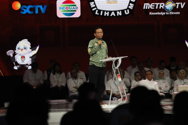 Cawapres nomor urut 3 Mahfud MD memaparkan visi dan misi saat Debat Keempat Pilpres 2024 di Jakarta Convention Center (JCC), Jakarta, Minggu (21/1/2024). Foto: Iqbal Firdaus/kumparan 