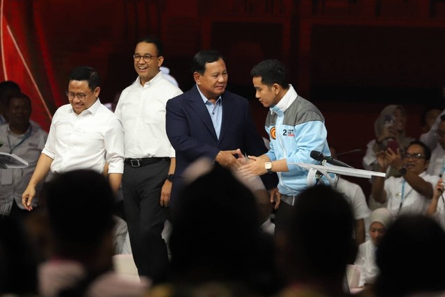 Paslon nomor urut 02 Prabowo Subianto dan Gibran Rakabuming Raka usai Debat Keempat Pilpres 2024 di Jakarta Convention Center (JCC), Jakarta, Minggu (21/1/2024) Foto: Iqbal Firdaus/kumparan