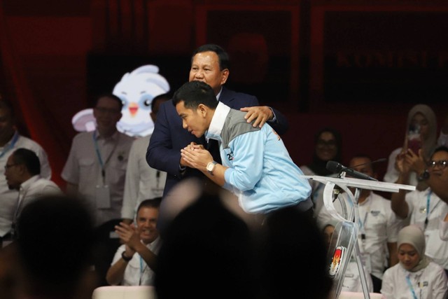 Paslon nomor urut 02 Prabowo Subianto dan Gibran Rakabuming Raka usai Debat Keempat Pilpres 2024 di Jakarta Convention Center (JCC), Jakarta, Minggu (21/1/2024) Foto: Iqbal Firdaus/kumparan