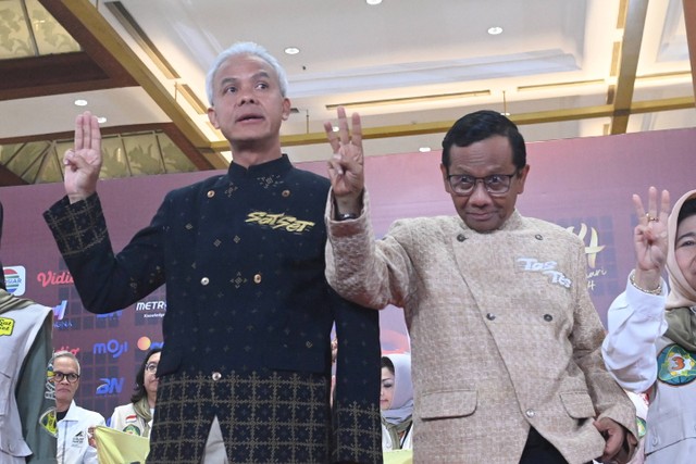 Ganjar-Mahfud usai Debat Keempat Pilpres 2024 di Jakarta, Minggu (21/1/2024). Foto: Indrianto Eko Suwarso/ANTARA FOTO