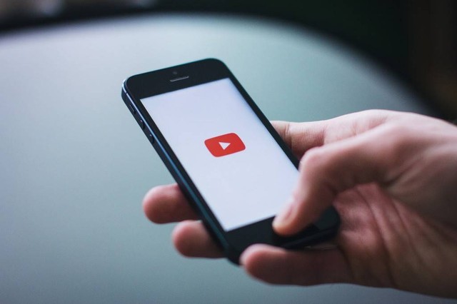 Ilustrasi memutar video di Youtube. Foto: unsplash 