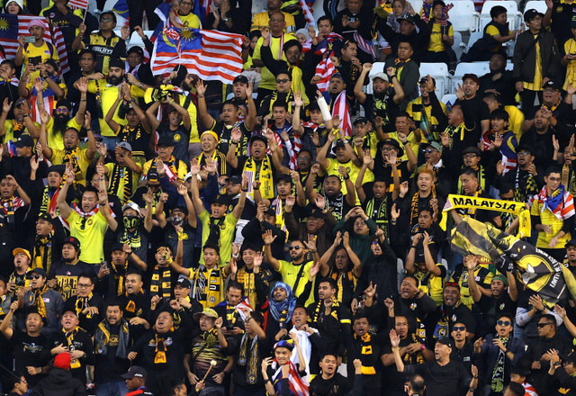 Pendukung Malaysia di dalam stadion sebelum pertandingan melawan Bahrain saat pertandingan di Stadion Jassim bin Hamad, Al Rayyan, Qatar. Foto: Ibraheem Al Omari/Reuters