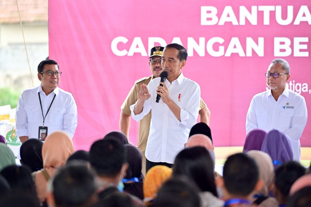 Presiden Jokowi menyerahkan bantuan pangan di Kota Salatiga. Foto: Muchlis Jr/Biro Pers Sekretariat Presiden