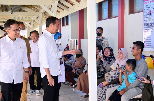 Presiden Jokowi meninjau layanan kesehatan di RSUD Salatiga. Foto: Muchlis Jr/Biro Pers Sekretariat Presiden