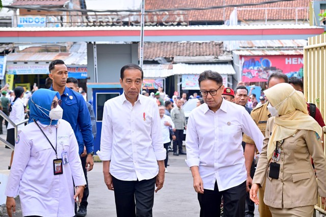 Presiden Jokowi meninjau layanan kesehatan di RSUD Salatiga. Foto: Muchlis Jr/Biro Pers Sekretariat Presiden