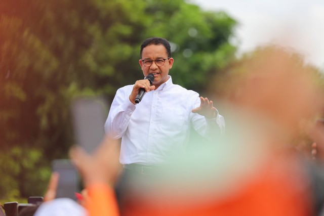 Calon presiden nomor urut 01 Anies Baswedan menyampaikan orasi kampanye di kawasan Cikarang Utara, Kabupaten Bekasi, Senin (22/1/2024). Foto: Iqbal Firdaus/kumparan