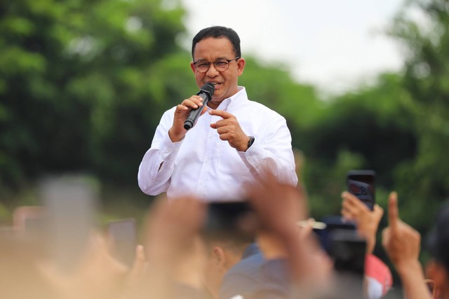 Calon presiden nomor urut 01 Anies Baswedan menyampaikan orasi kampanye di kawasan Cikarang Utara, Kabupaten Bekasi, Senin (22/1/2024).