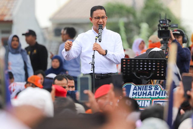 Calon presiden nomor urut 01 Anies Baswedan menyampaikan orasi kampanye di kawasan Cikarang Utara, Kabupaten Bekasi, Senin (22/1/2024). Foto: Iqbal Firdaus/kumparan