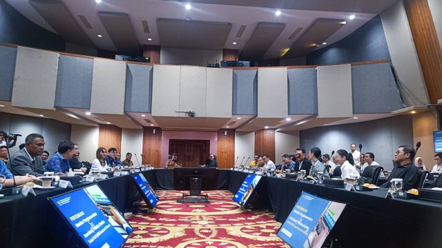 Menko Airlangga Hartarto bersama dengan pengusaha RI dalam rapat pajak hiburan, Senin (22/1/2024). Foto: Ave Airiza Gunanto/kumparan