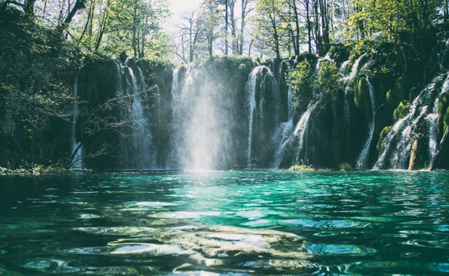 Air Terjun Curug Penganten. Foto hanya ilustrasi, bukan tempat sebenarnya. Sumber: Unsplash/Jonatan Pie