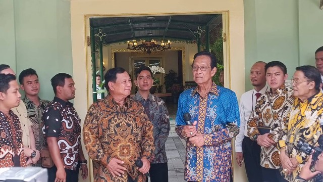 Paslon 02 Prabowo Subianto dan Gibran Rakabuming Raka sowan ke Gubernur DIY Sri Sultan Hamengku Buwono X (Sultan HB X) di Kepatihan Pemda DIY, Senin (22/1/2024). Foto: Arfiansyah Panji Purnandaru/kumparan