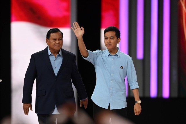 Capres-cawapres nomor urut 2 Prabowo Subianto (kiri) dan Gibran Rakabuming Raka (kanan) tiba di lokasi Debat Keempat Pilpres 2024 di Jakarta Convention Center (JCC), Jakarta, Minggu (21/1/2024). Foto: M Risyal Hidayat/ANTARA FOTO