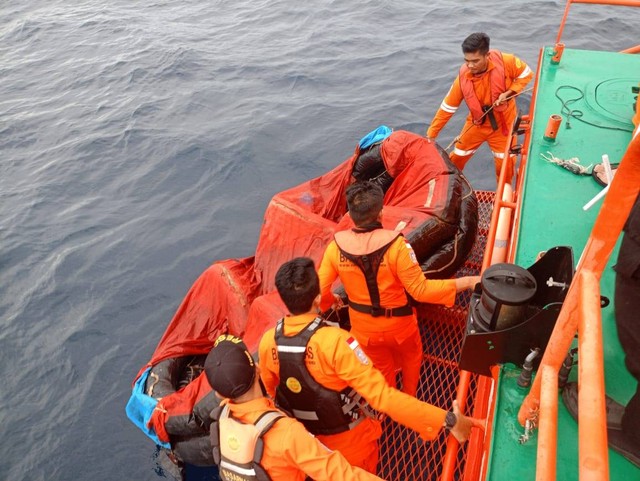 Tim pencarian kapal hilang menemukan kapal sekoci yang diduga milik kapal LCT Bora V yang dinyatakan hilang akibat diterjang gelombang tinggi. (Foto: basarnas manado)