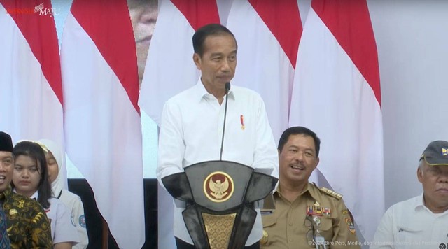 Siswa kelas 3 dari SD Kemeri Rejo 1 ini naik ke panggung dan dites oleh Jokowi terkait hafalan Pancasila. Foto: Youtube/Biro Setpers