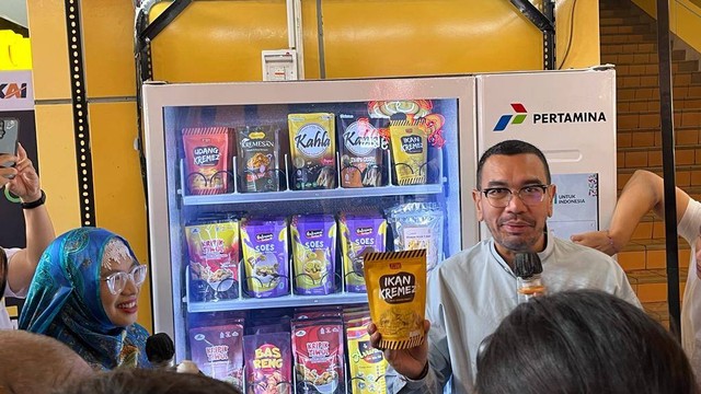 Staf Khusus Menteri BUMN Arya Sinulingga meresmikan vending machine produk UMKM di Stasiun Gondangdia dan Stasiun Gambir, Senin (22/1/2024). Foto: Fariza Rizky Ananda/kumparan