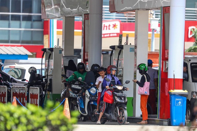 Pengendara kendaraan bermotor mengantre membeli bahan bakar di SPBU Pertamina di kawasan Bekasi, Jawa Barat, Senin (23/1/2024). Foto: Iqbal Firdaus/kumparan