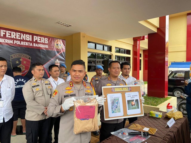 Polresta Bandung konpers kasus penjual cilor bunuh pelajar. Dok: kumparan.