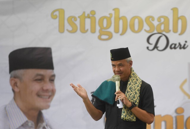 Calon presiden nomor urut 3 Ganjar Pranowo menyampaikan orasi kebangsaan saat mengikuti istighosah dan doa bersama dari santri untuk negeri di Pondok Pesantren Roudlotussolihin, Lampung Selatan, Lampung, Senin (22/1/2024). Foto: Akbar Nugroho Gumay/ANTARA FOTO