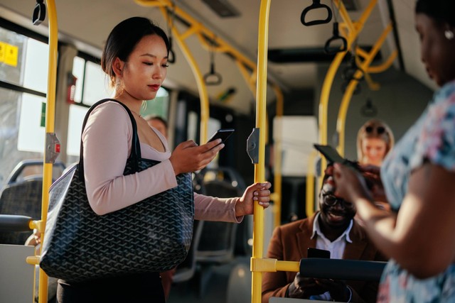 Ilustrasi perempuan naik transportasi umum untuk pergi kerja. Foto: bbernard/Shutterstock 