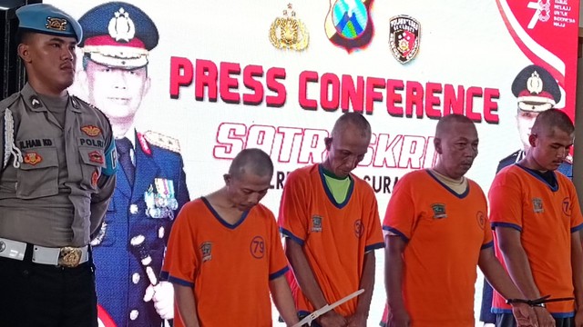 Polrestabes Surabaya menangkap empat tersangka yakni ME (43), MNA (17), IW (43) dan MR (49) kasus pencabulan dan pemerkosaan terhadap korban perempuan berusia 14 tahun. Foto: Farusma Okta Verdian/kumparan