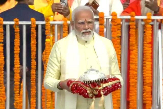 Perdana Menteri India Narendra Modi tiba untuk menghadiri peresmian Kuil Dewa Rama di Ayodhya, India, Senin (22/1/2024). Foto: Doordarshan/via REUTERS