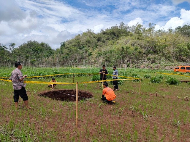 Salah satu sinkhole di Rongkop, Gunungkidul, yang terjadi akibat hujan deras selama dua hari. Foto: BPBD Gunungkidul