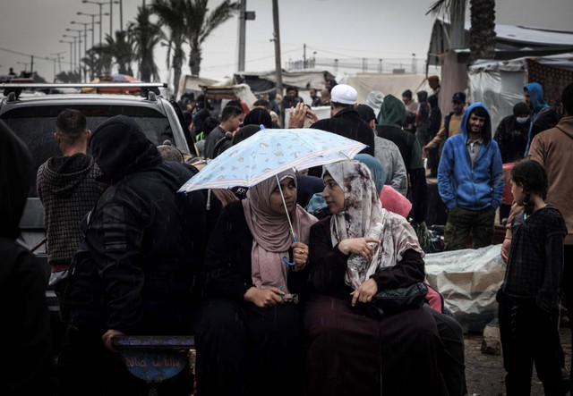 Para perempuan Gaza yang tinggal di kamp pengungsi. Foto: AFP