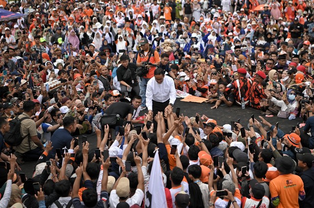 Capres nomor urut 01 Anies Baswedan menyapa warga dalam kampanye akbar hari kedua di Lapangan Stadion Mini Cikarang, Senin (22/1/2024). Foto: Dok. Istimewa