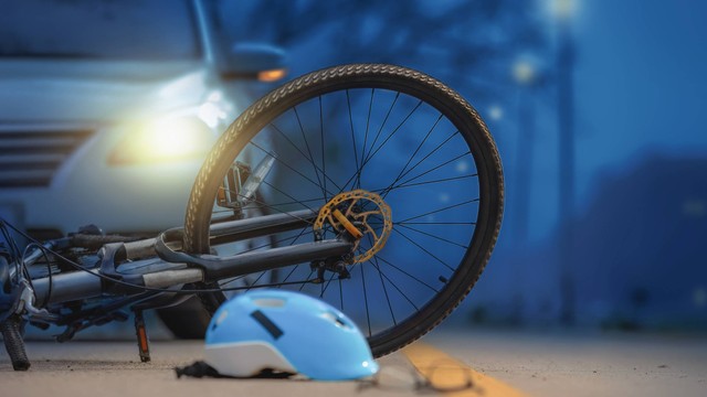 Ilustrasi kecelakaan sepeda dan mobil. Foto: Toa55/Shutterstock