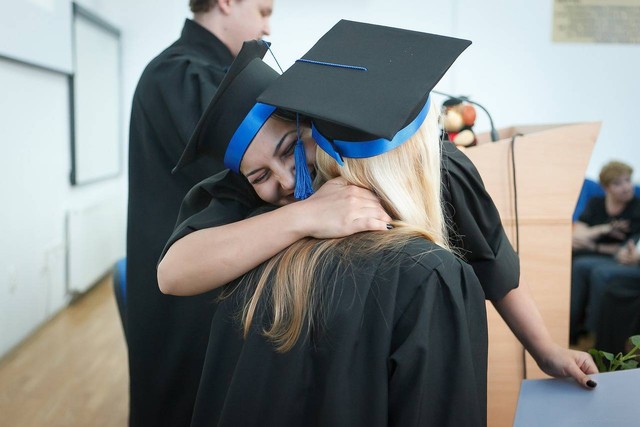 Dua mahasiswi yang sedang diwisuda. Foto : Pixabay