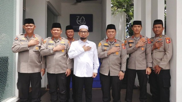 Kepala Operasi Nusantara Cooling System (Kaops NCS) Irjen Pol Asep Edi Suheri bertemu ustaz Adi Hidayat. Foto: Dok. Istimewa
