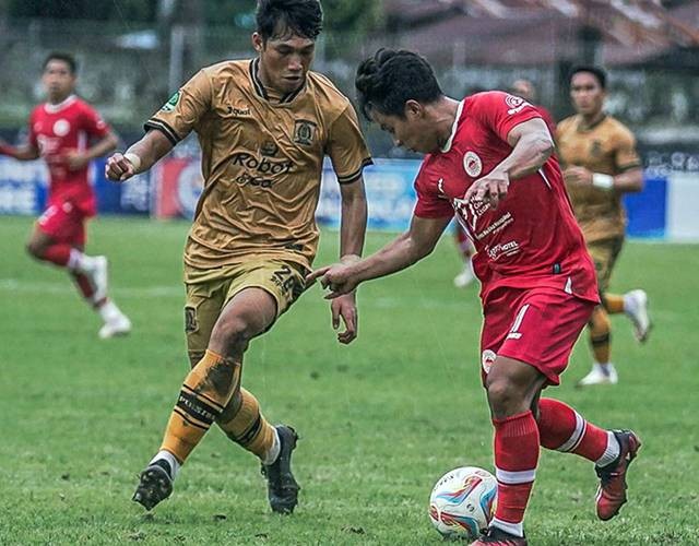 Duel pemain Sulut United vs Persiba Balikpapan di Stadion Klabat Manado, Senin (22/1). (foto: dokumen sulut united)