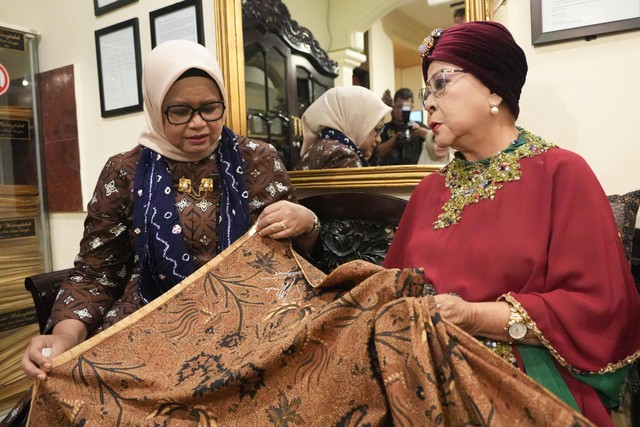 Waldjinah menitipkan kain Batik Wahyu Tumurun kepada istri capres nomor urut 01 Anies Baswedan, Fery Farhati di Surakarta, Jawa Tengah, Senin (22/1/2024). Foto: Dok. Istimewa