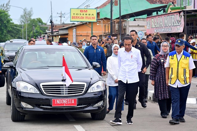 Presiden Jokowi meninjau pembangunan jalan Sragen-Purwodadi. Foto: Muchlis Jr/Biro Pers Sekretariat Presiden