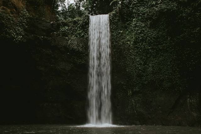 Tibumana Waterfall Bangli. Foto hanya ilustrasi bukan tempat sebenarnya. Sumber foto: Unsplash.com/Levi T.