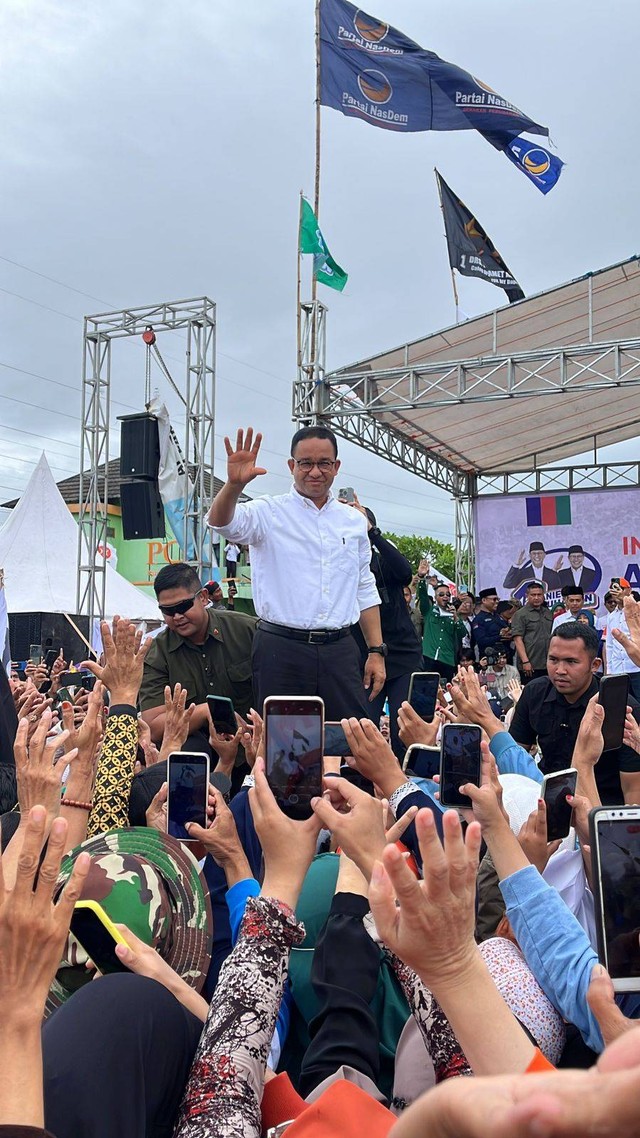 Capres 01 Anies Baswedan di Apel Akbar Rakyat di Lapangan Jambidan, DIY, Selasa (23/1). Foto: Haya Syahira/kumparan