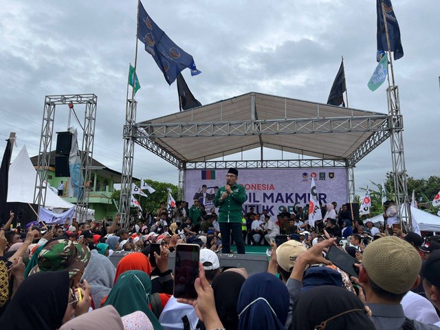 Bupati Bantul Abdul Halim Muslih di Kampanye Akbar AMIN, di Lapangan Jambinan, DIY. Foto: Haya Syahira/kumparan