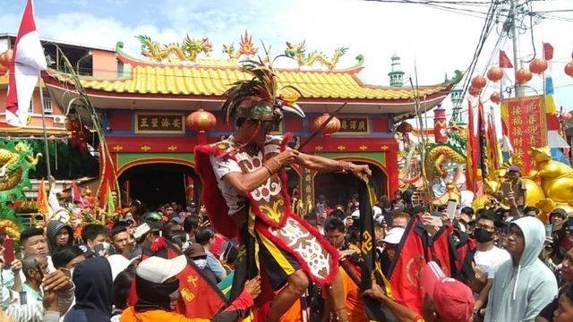 Salah satu tatung menjalani ritual cuci jalan di Vihara Tri Dharma Bumi Raya Singkawang.  Foto: ANTARA/Rudi