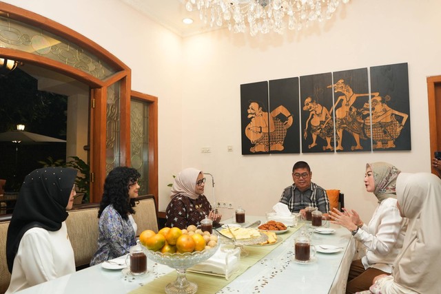 Istri capres nomor urut 01 Anies Baswedan, Fery Farhati, mengunjungi kediaman Dalang Wayang Kulit, Ki Anom Suroto, di Solo, Jawa Tengah, Senin (22/1/2024). Foto: Dok. Istimewa