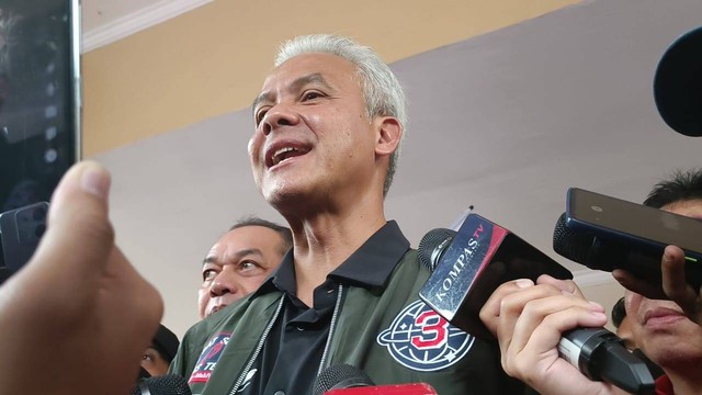 Capres nomor urut 03, Ganjar Pranowo, saat ditemui wartawan usai menghadiri pertemuan dengan TPD, TPC, caleg partai koalisi, dan relawan di Gedung Korpri Salatiga, Jawa Tengah, Selasa (23/1/2024). Foto: Fadhil Pramudya/kumparan