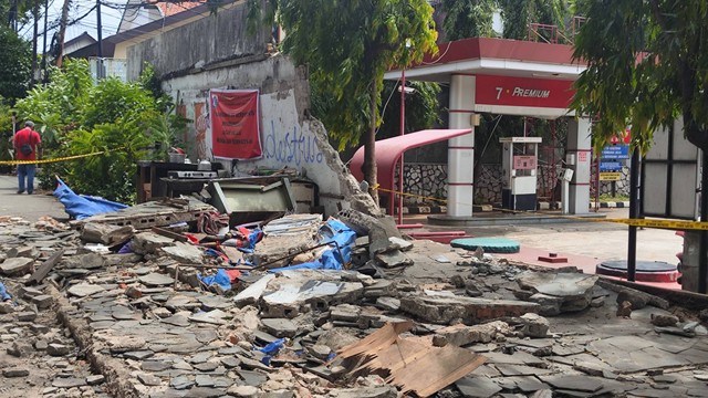 Kondisi tembok roboh di kawasan Tebet, Jakarta Selatan, Selasa (23/1/2024). Foto: Jonathan Devin/kumparan
