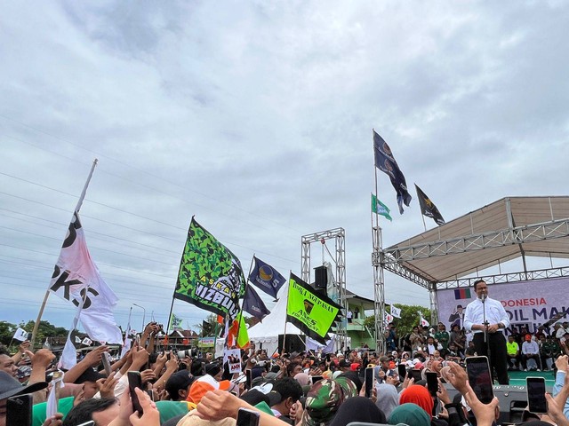 Bendera lambang kakbah di kampanye akbar Capres 01 Anies Baswedan di Lapangan Jambinan, DIY, Selasa (23/1/2024). Foto: Haya Syahira/kumparan