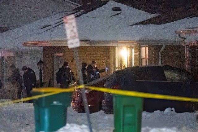 Polisi melakukan rekonstruksi di Joliet, Illinois, setelah beberapa orang ditembak dan dibunuh selama dua hari di tiga lokasi di pinggiran kota Chicago, Senin (22/1/2024). Foto: Tyler Pasciak LaRiviere/Chicago Sun-Times/AP Photo